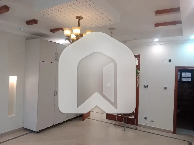 10 Marla Upper Portion Available For Rent, photo 10