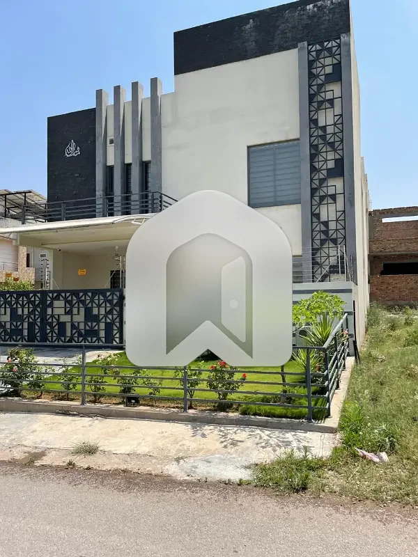 E-11 ISLAMABAD 8 Marla House For Rent 5bed With Washroom Drawing Dining Tvl Kichen Servant Room Parking Gas Parking L