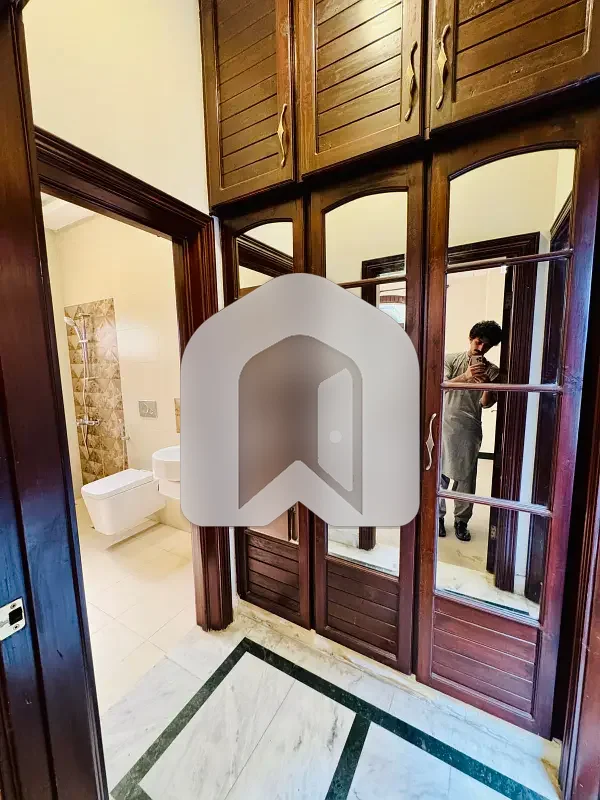 D-12 Islamabad 1 Kanal House For Rent 5 Bed With Washroom Drawing Room Dining Tv Lounge 2 Kitchen Servant Room Parking Gas Electric, photo 21