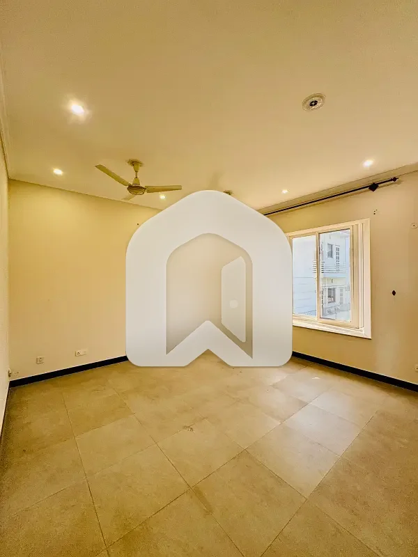 D-12 Islamabad 1 Kanal House For Rent 5 Bed With Washroom Drawing Room Dining Tv Lounge 2 Kitchen Servant Room Parking Gas Electric, photo 9