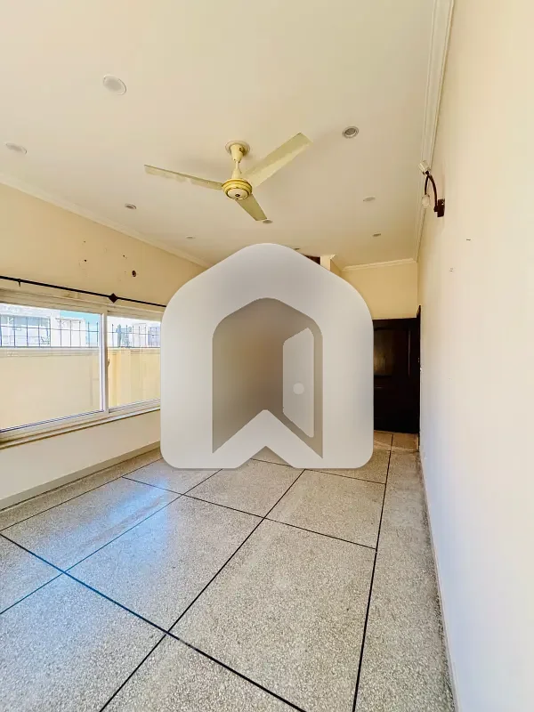 D-12 Islamabad 1 Kanal House For Rent 5 Bed With Washroom Drawing Room Dining Tv Lounge 2 Kitchen Servant Room Parking Gas Electric, photo 17