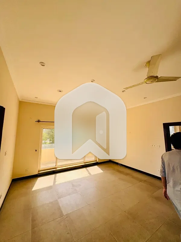D-12 Islamabad 1 Kanal House For Rent 5 Bed With Washroom Drawing Room Dining Tv Lounge 2 Kitchen Servant Room Parking Gas Electric, photo 3