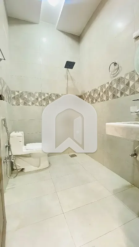 6 Marla Corner House Available For Rent, photo 13