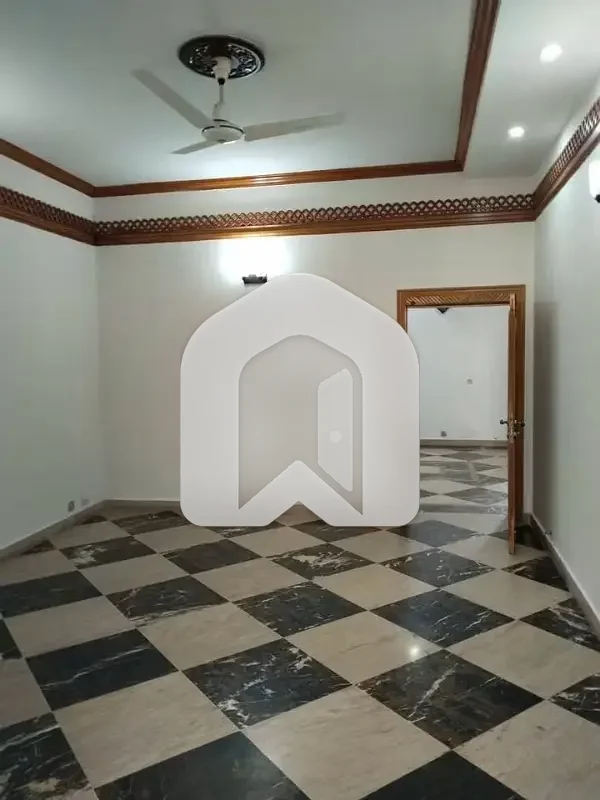 Upper Portion Available For Rent In I-8 With 3 Bed & Servant Room, photo 3