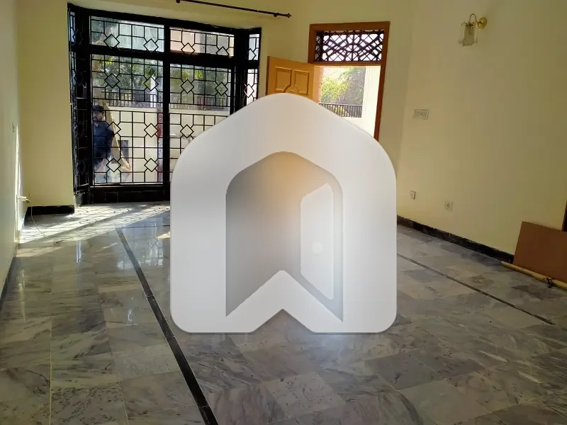 G-11 Size 600 Ground Portion 4 Beds Rent 200000