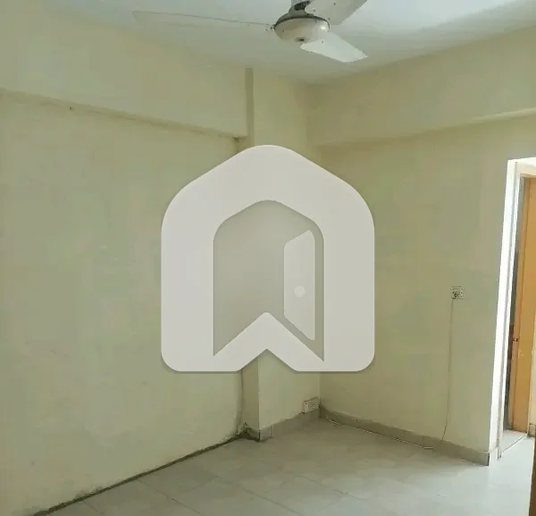 E 11/3 Multi 2 Bedroom Lounge Kitchen Own Meter Electric