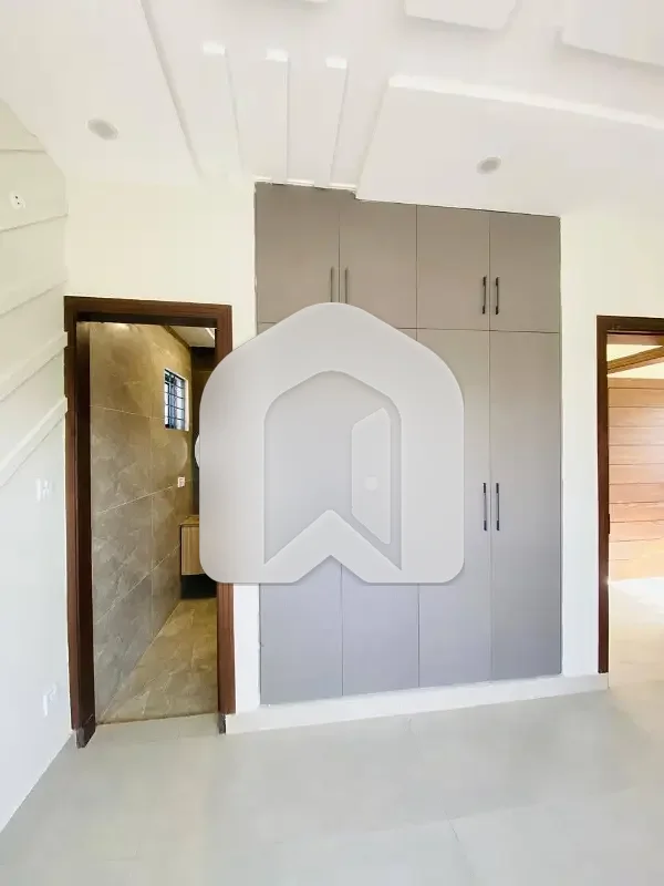 10 Marla Brand New Modern House For Rent, photo 9
