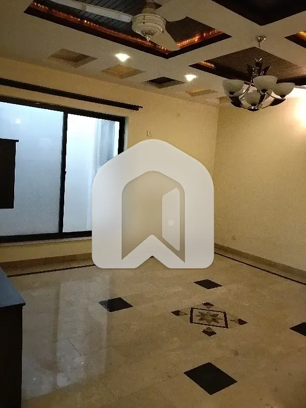 Beautiful upper portion with servant quarter and separate Gate, photo 4