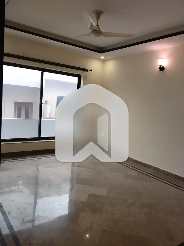 Beautiful upper portion with servant quarter and separate Gate, photo 5