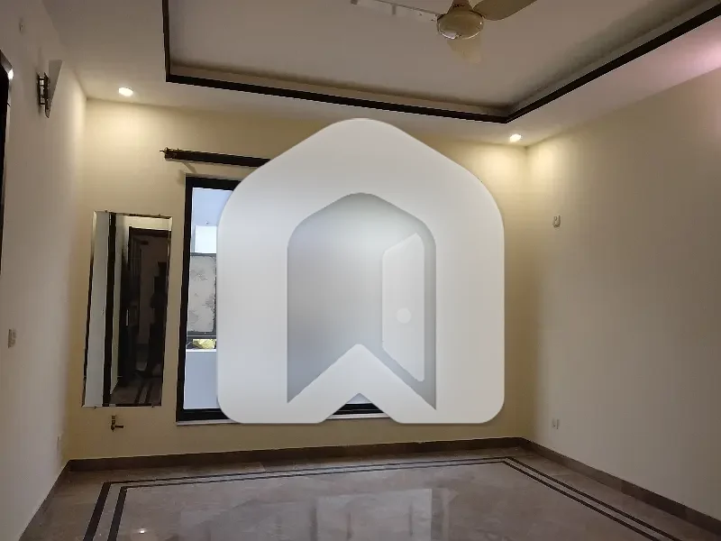 Beautiful upper portion with servant quarter and separate Gate, photo 6