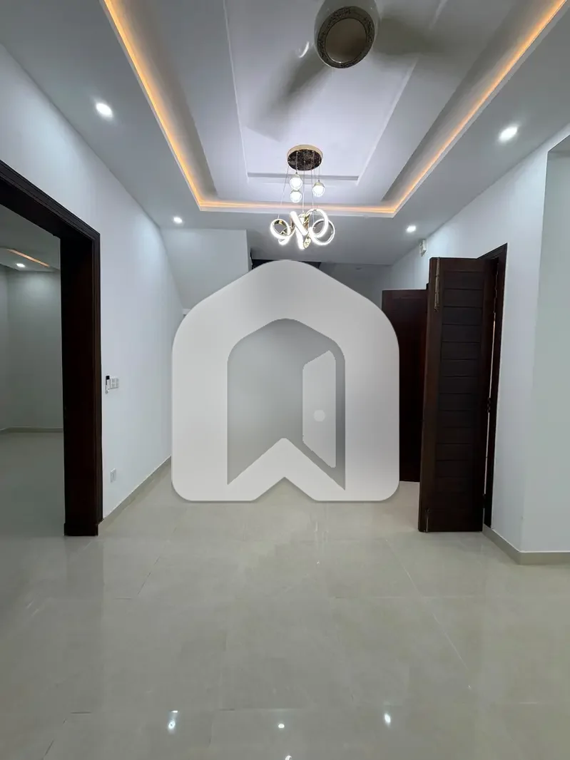 10 MARLA UPPER PORTION AVAILABLE FOR RENT, photo 3
