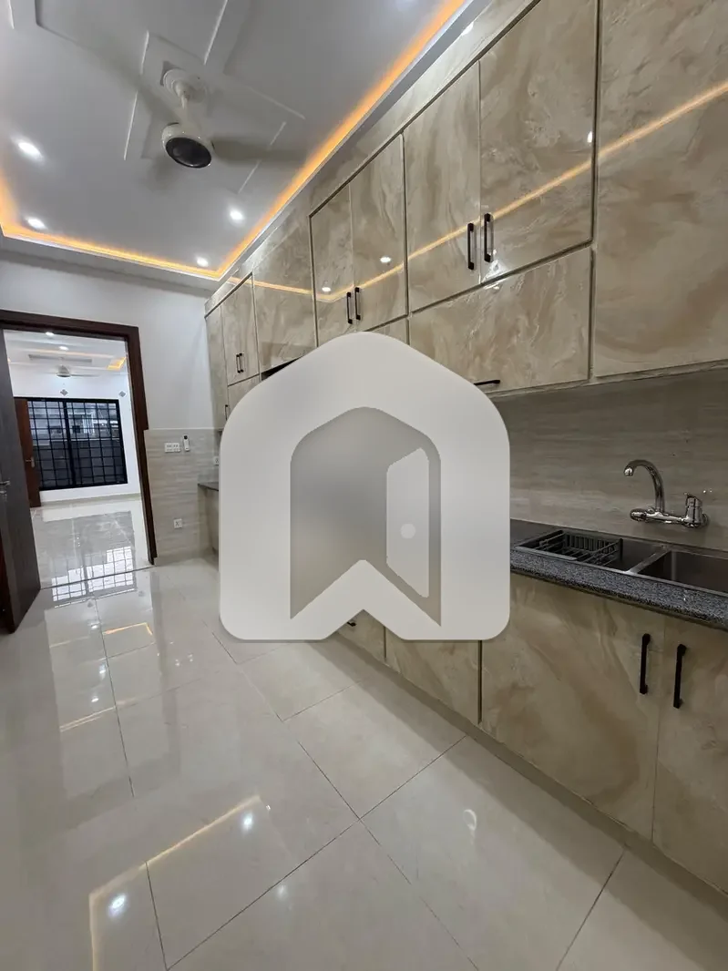 10 MARLA UPPER PORTION AVAILABLE FOR RENT, photo 4