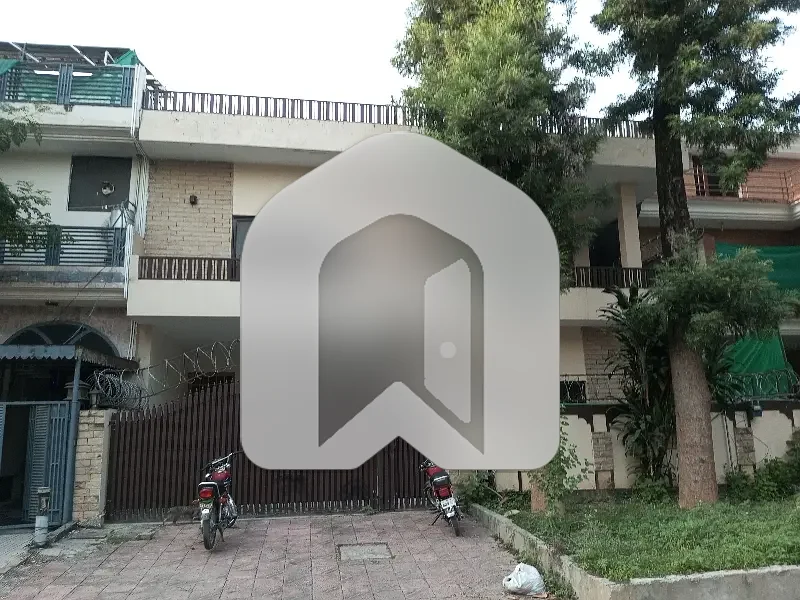 I-8 Near Kachnar Park Beautiful House For Rent.