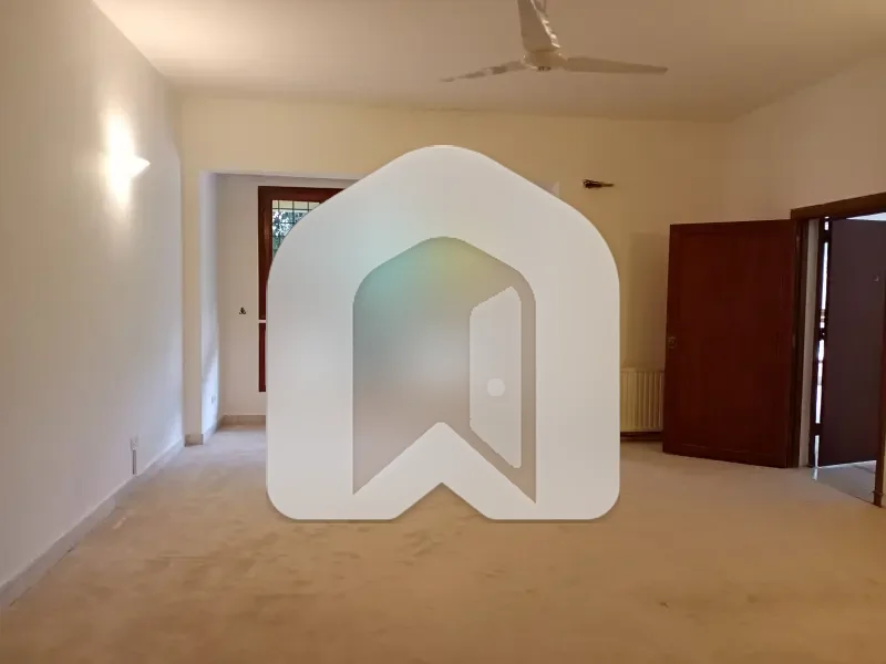 1000 Square Yards House For Rent F-6, Islamabad Prime Location | Large Front Lawn | Beautiful Green Space, photo 14