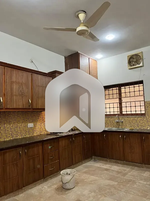1 Kanal Upper Portion For Rent In E-11/2 3 Bed | Separate Entrance & Meters, photo 9