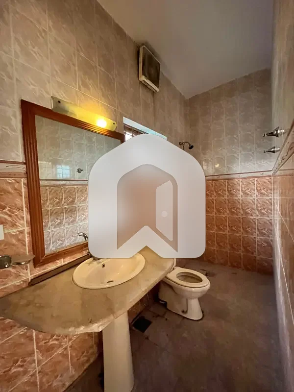 1 Kanal Upper Portion For Rent In E-11/2 3 Bed | Separate Entrance & Meters, photo 12