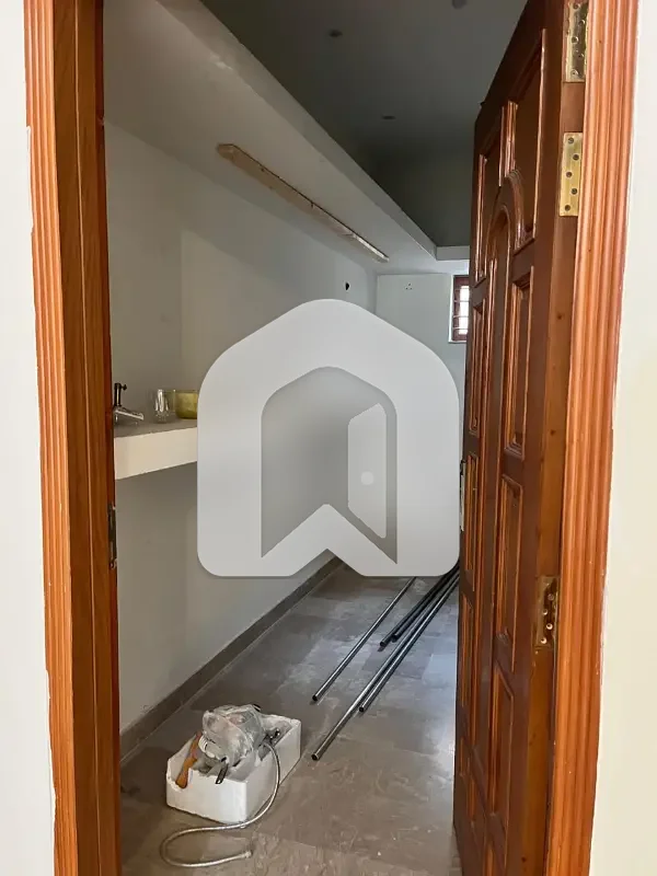 1 Kanal Upper Portion For Rent In E-11/2 3 Bed | Separate Entrance & Meters, photo 10