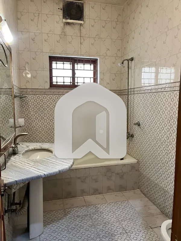 1 Kanal Upper Portion For Rent In E-11/2 3 Bed | Separate Entrance & Meters, photo 13