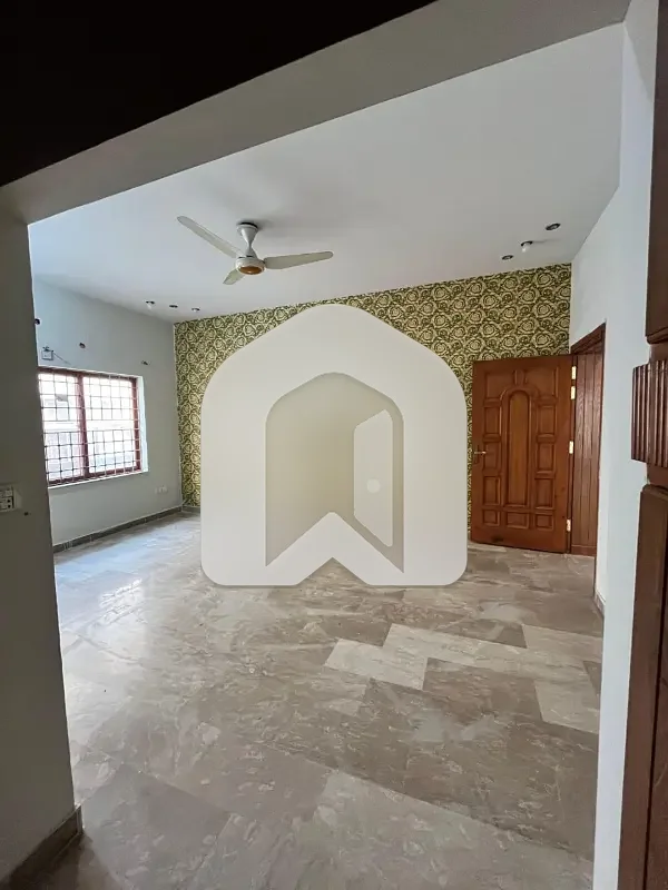 1 Kanal Upper Portion For Rent In E-11/2 3 Bed | Separate Entrance & Meters, photo 7