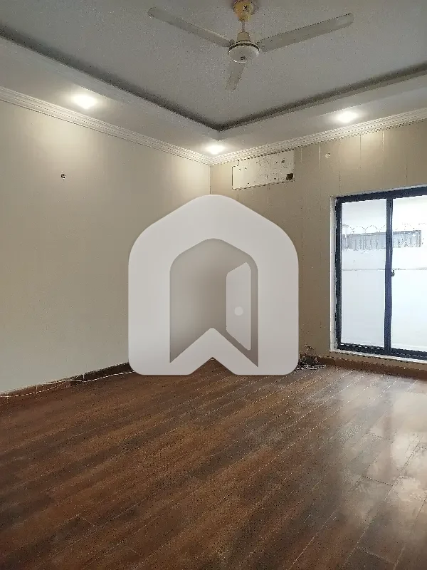 E-11/3 Kanal Luxurious house having 4 bedrooms attached Washrooms 2DD 2TvL kitchen SQ Rent Demand 3.30Lac, photo 6