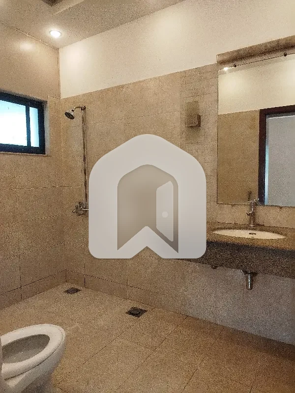 E-11/3 Kanal Luxurious house having 4 bedrooms attached Washrooms 2DD 2TvL kitchen SQ Rent Demand 3.30Lac, photo 9