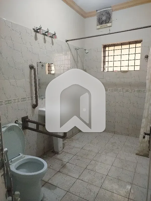 E-11 Kanal Ground Portion Having 3 Bedrooms Attached Washrooms DD TvL Kitchen Separate Meters Rent Demand 1.50 Lac, photo 9