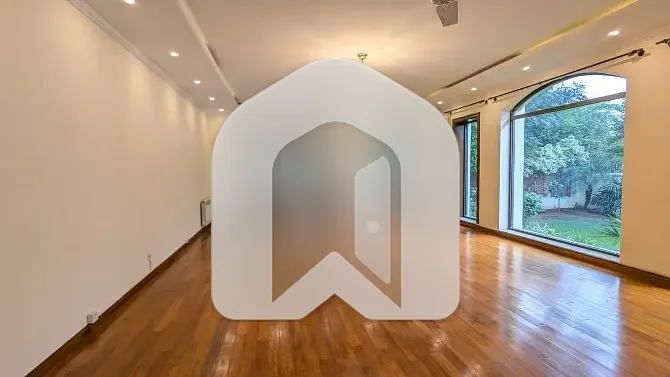 HOUSE FOR RENT 1388 Sqyrd Renovated Triple Storey 8-Bedrooms F_6/2