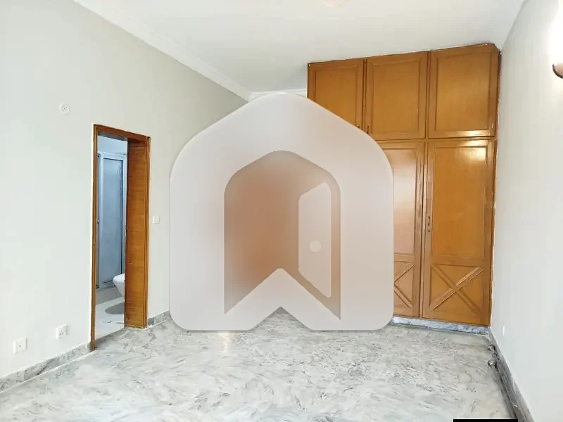 G-11/3 One Kanal Upper Floor Portion For Rent, photo 6