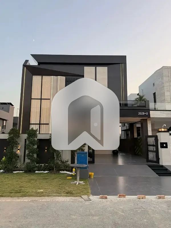 10 Marla luxury house for rent