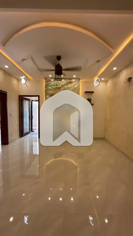GULBERG RESIDENCIA 10M UPPER FLOOR AVAILABLE FOR RENT
