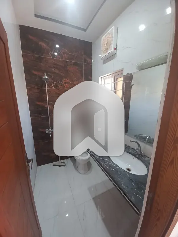 GULBERG RESIDENCIA 10Marla UPPER FLOOR AVAILABLE FOR RENT, photo 7